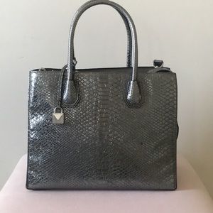 Michael Michael Kors
MERCER LARGE METALLIC CONVERTIBLE TOTE